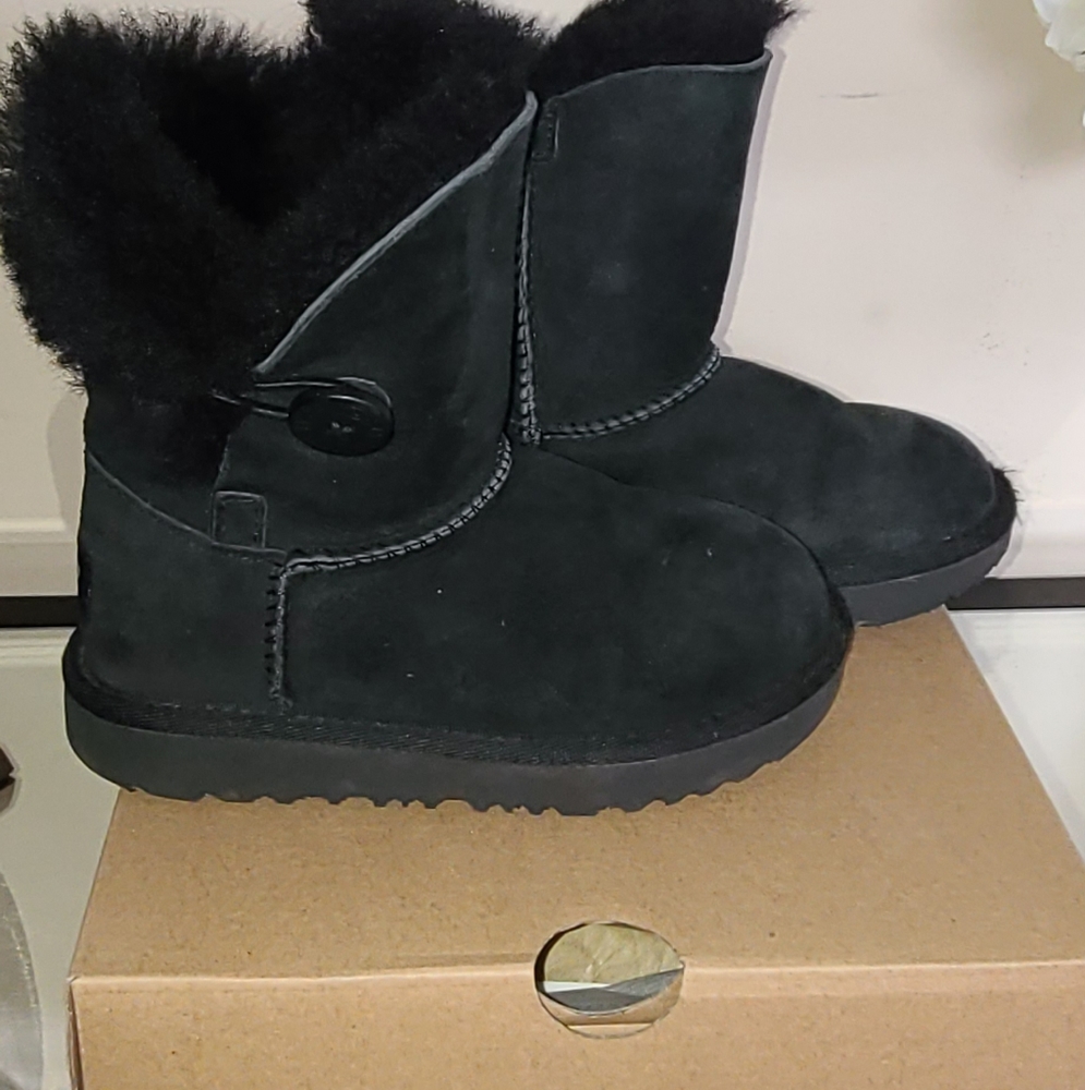 Black kids uggs, size 10